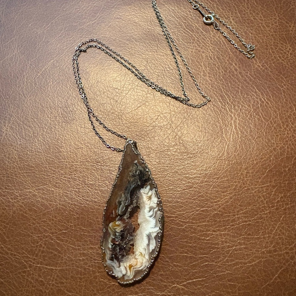 Elegant Agate Pendant Necklace